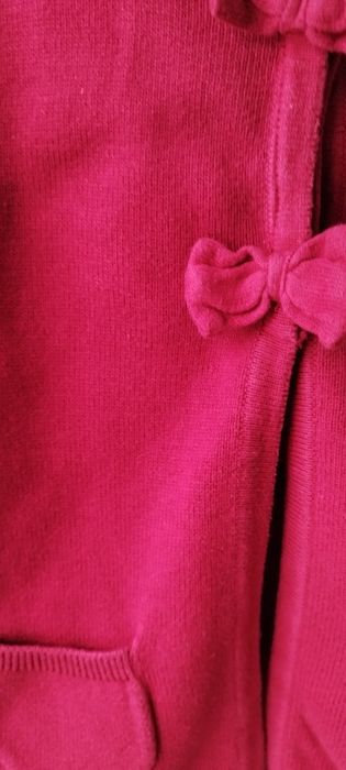 Świąteczny czerwony sweterek kokardki dzianina 104/110