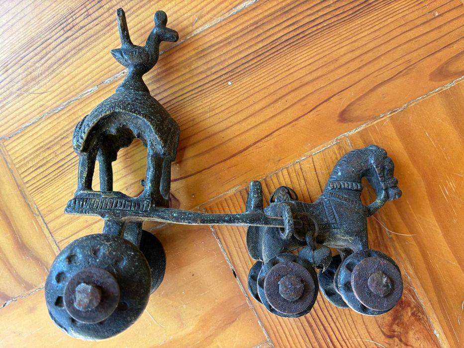 estátua de cavalinho brinquedo a puxar pássaro (decoração)