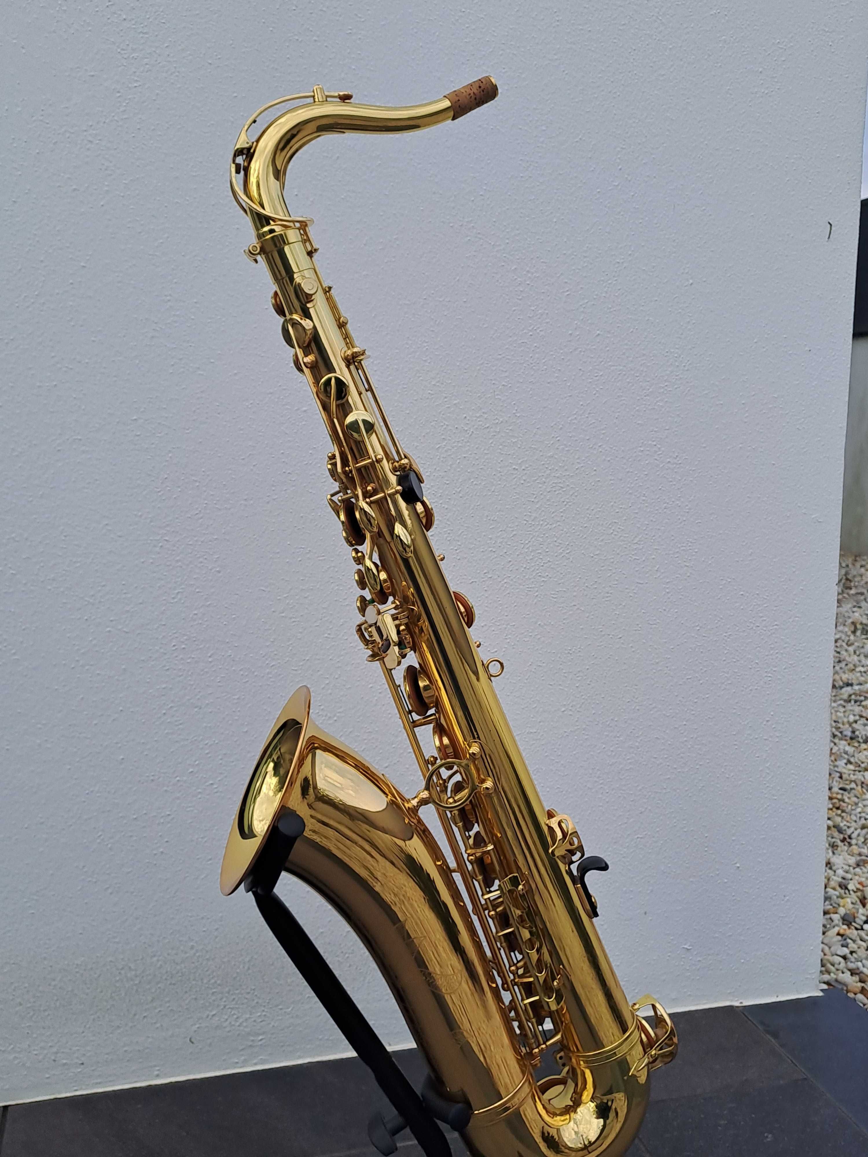 Saxofone tenor novo
