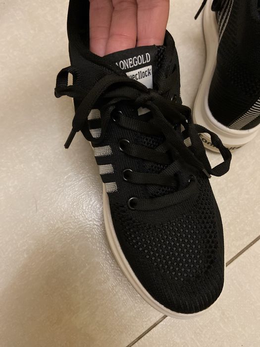 Отдам  бесплатно кроссовки 37 р 24,5 см