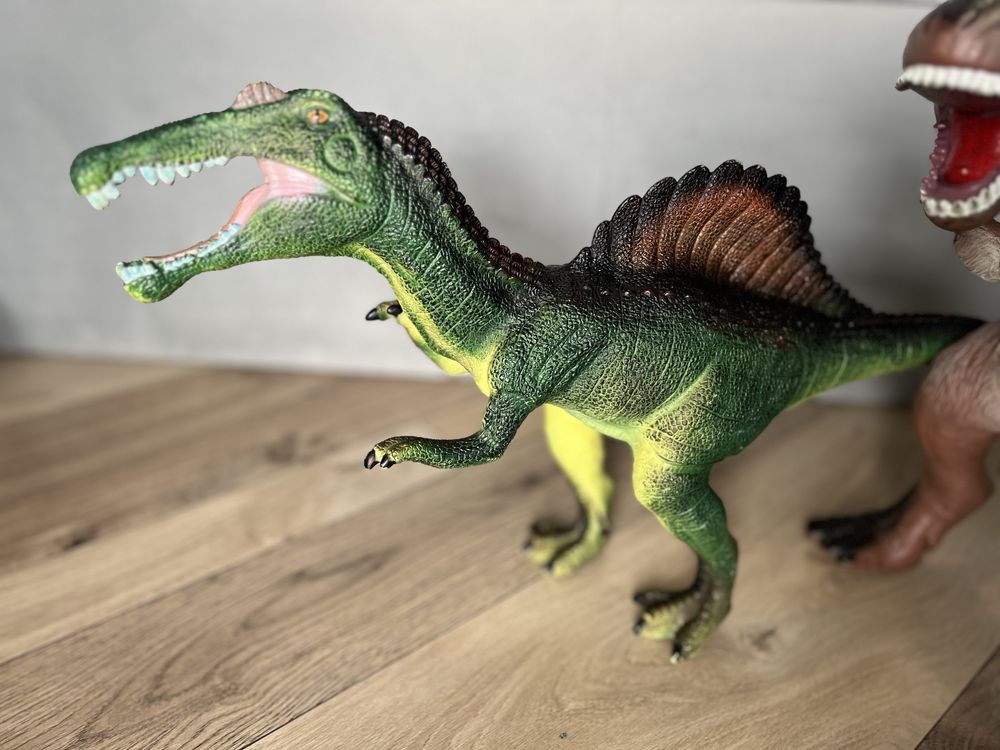 Zestaw dwóch dużych dinozaurów z dźwiękiemo spinozaur tyranozaur