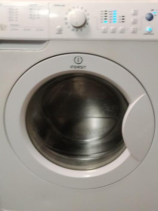 Пральна вузенька  машина  на 6 кг в  ідеальному стані