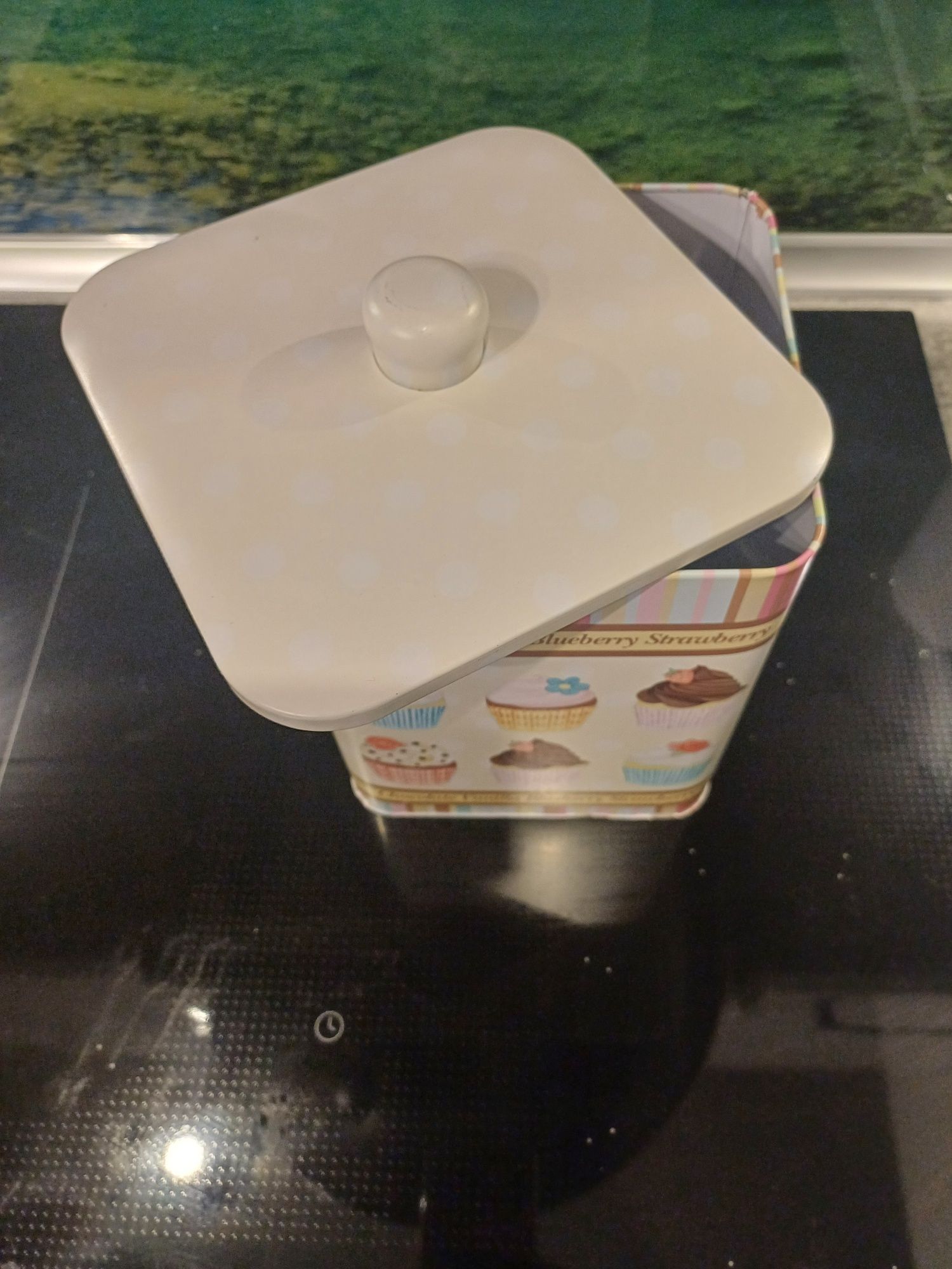 Pudełko blaszane na ciastka, cukierki z przykryciem
