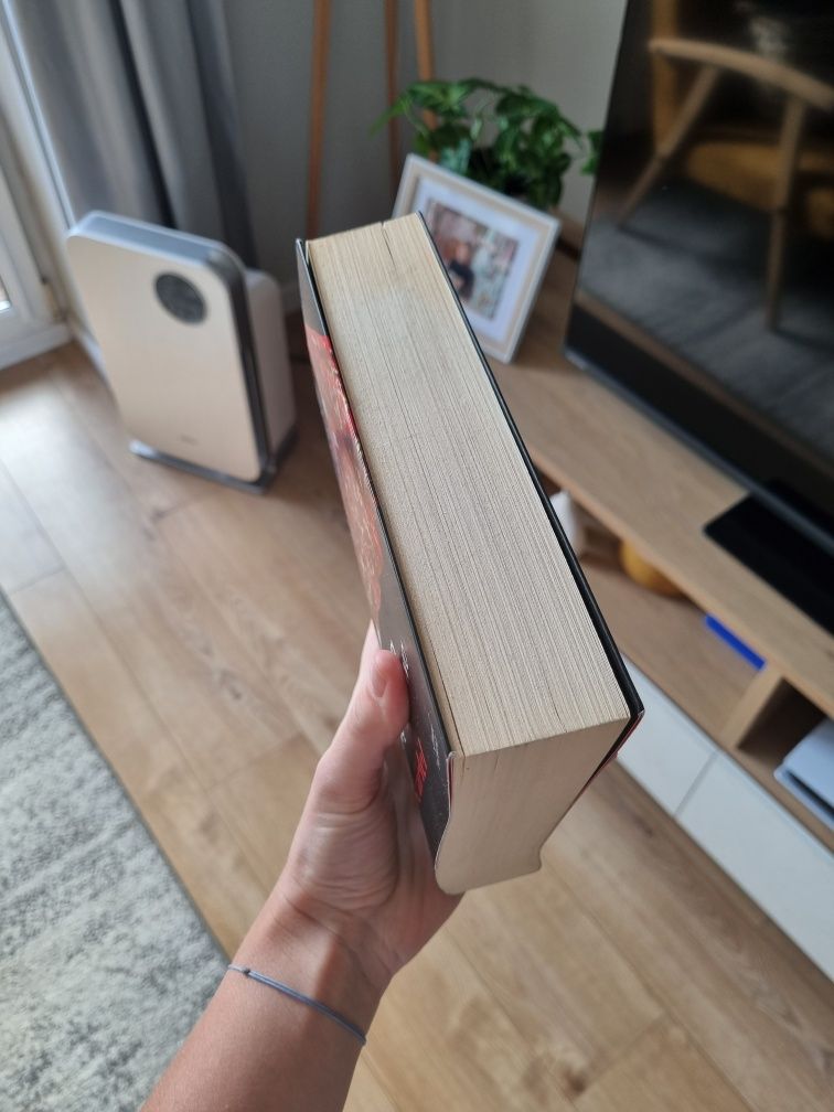 6. Saga księżycowa! Tom 2 pt. Scarlet aut. Marissa Meyer