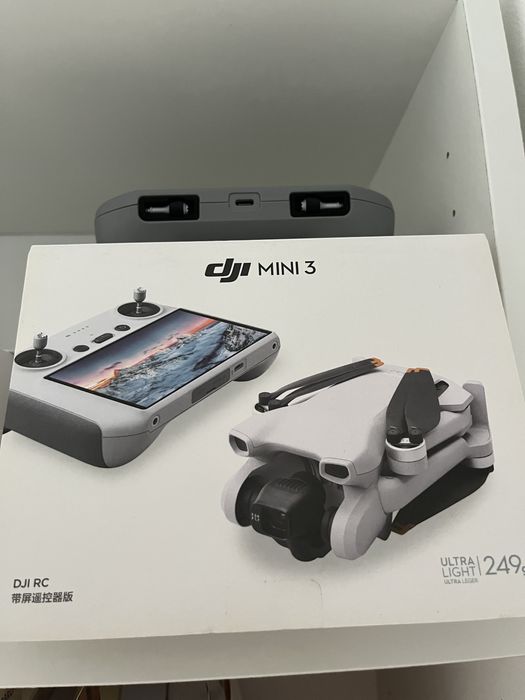 Dji Mini 3 e dois comandos