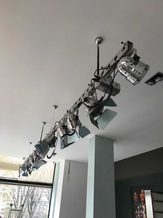 Projetores decorativos em calha suspensa