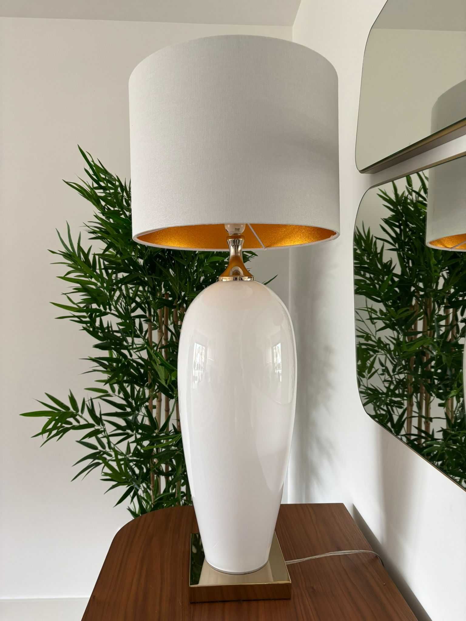 Candeeiro branco com pé dourado