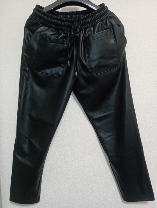 Брюки из экокожи на флисе