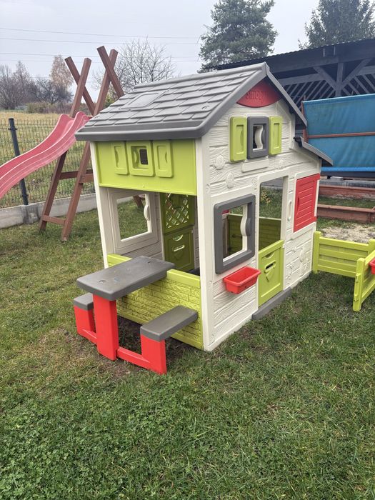 Smoby domek dla dziecka ogrodowy z ogródkiem, stoliczkiem i dzwonkiem.