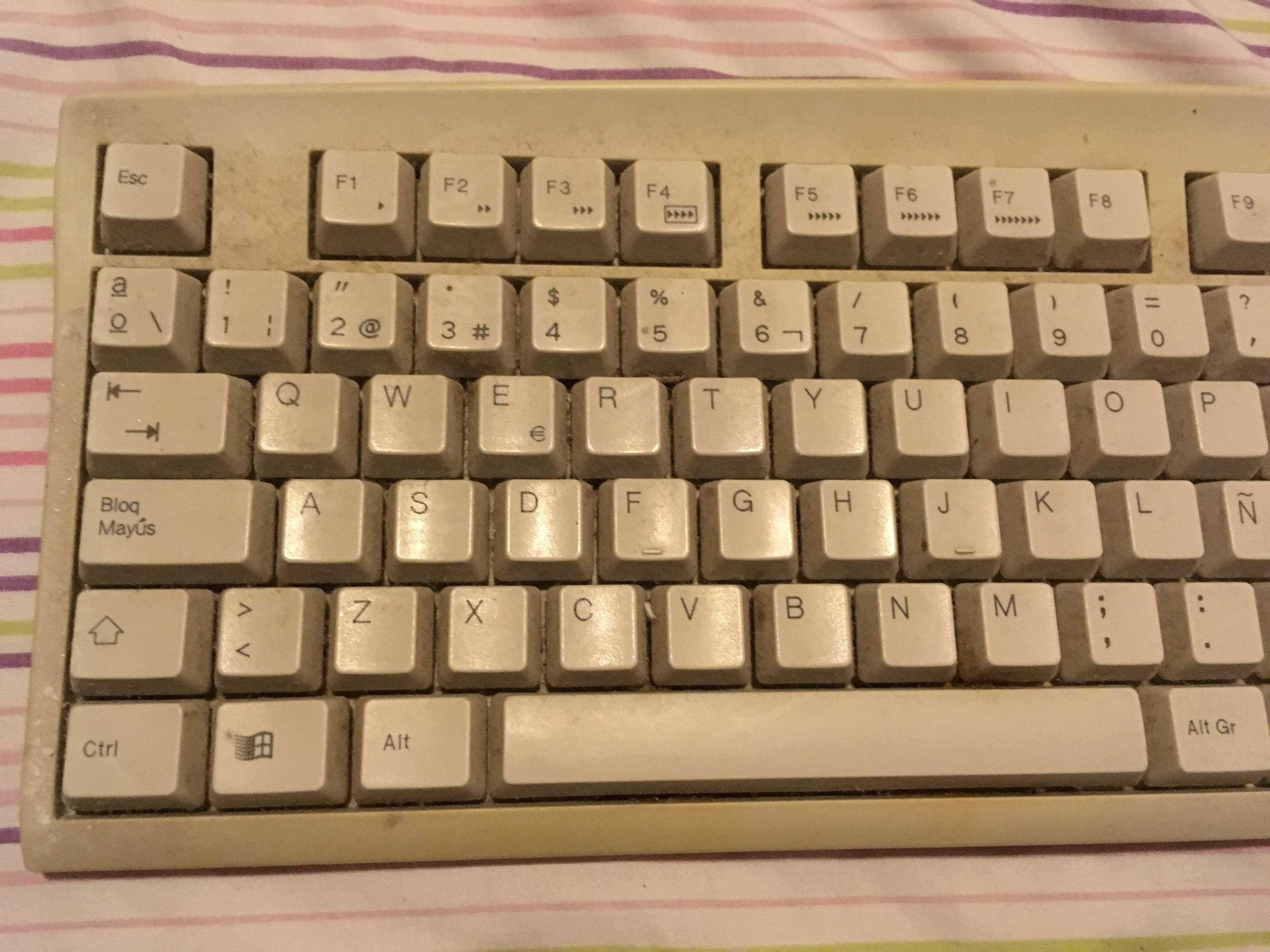 Teclado antigo com layout em espanhol