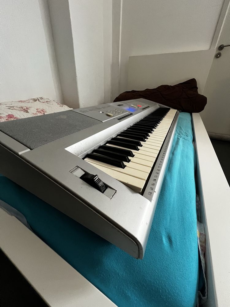 Teclado Yamaha DGX-205 – 76 Teclas Sensíveis ao Toque (Montijo)