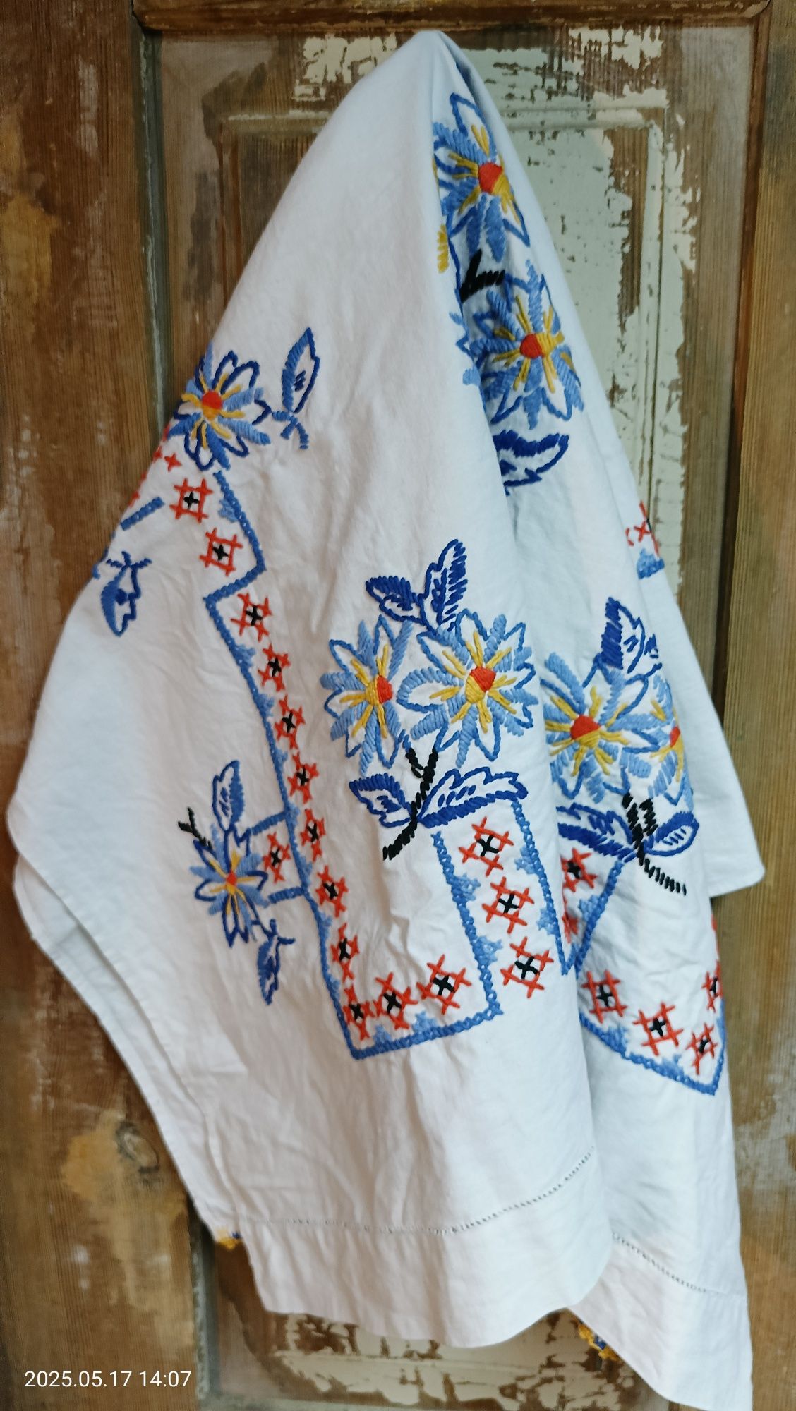 Ręcznie haftowany obrus.