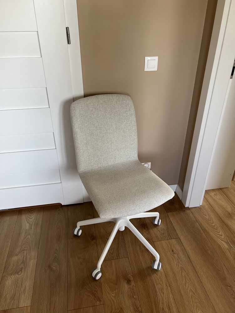 Krzeslo obrotowe - beżowe. ERFJALLET Ikea