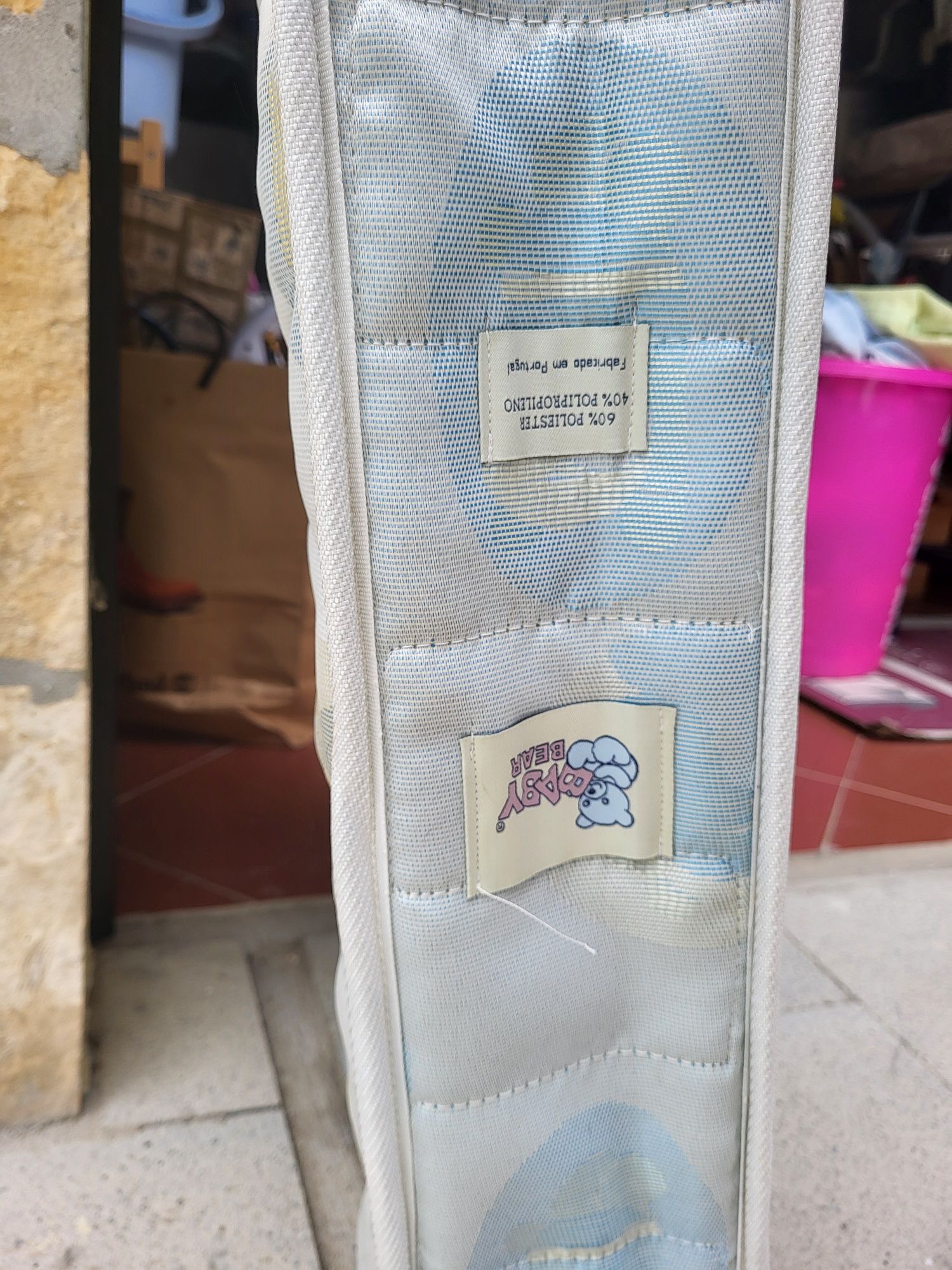 Cama de madeira de bebé com colchão