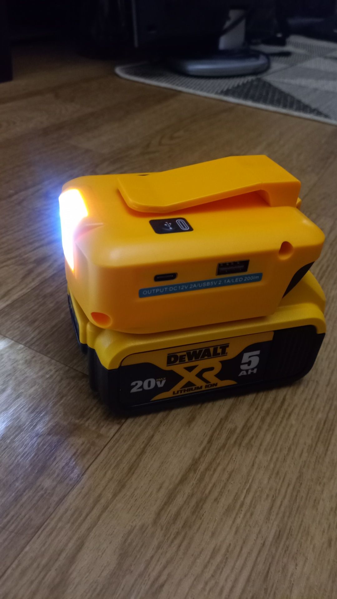 Ліхтарик + usb ,type -c ,12 v адаптер DeWalt