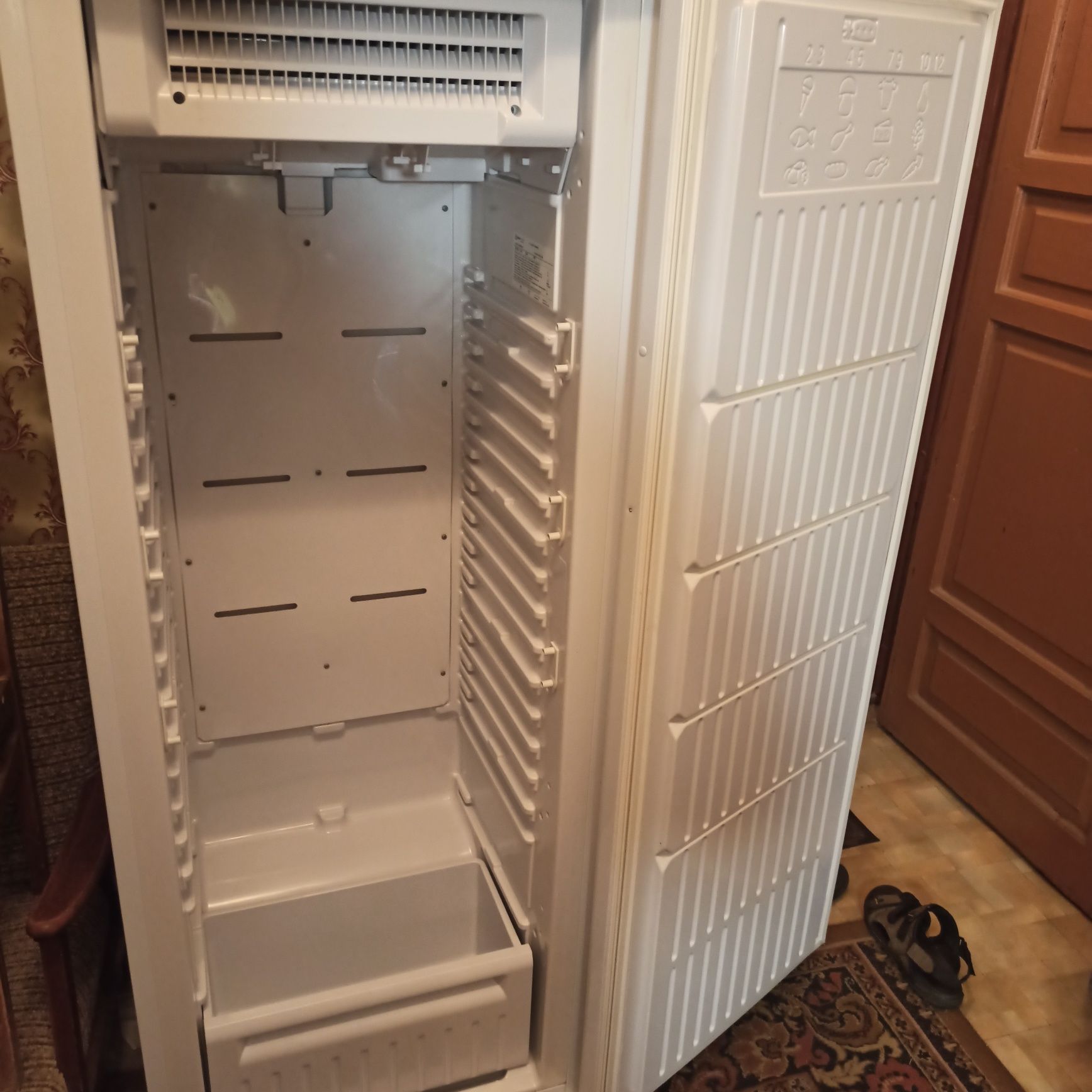 Продам морозильную камеру INDESIT в идеальном состоянии.