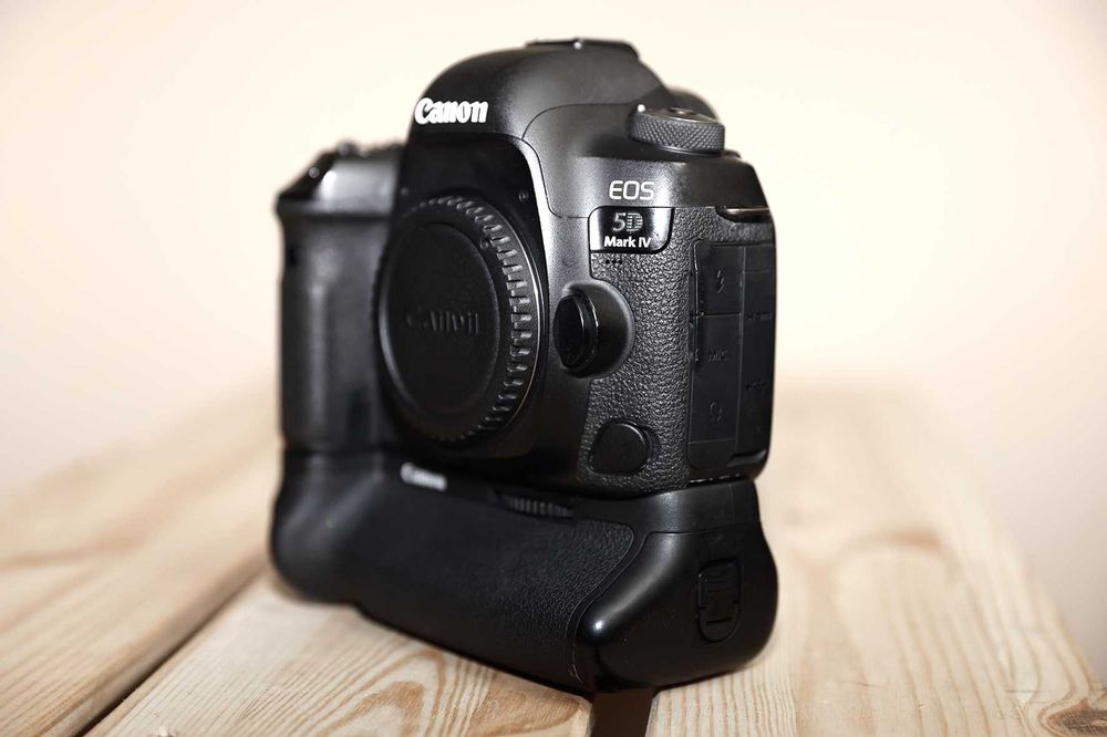 Canon EOS 5D Mk IV + Grip + baterie + karty