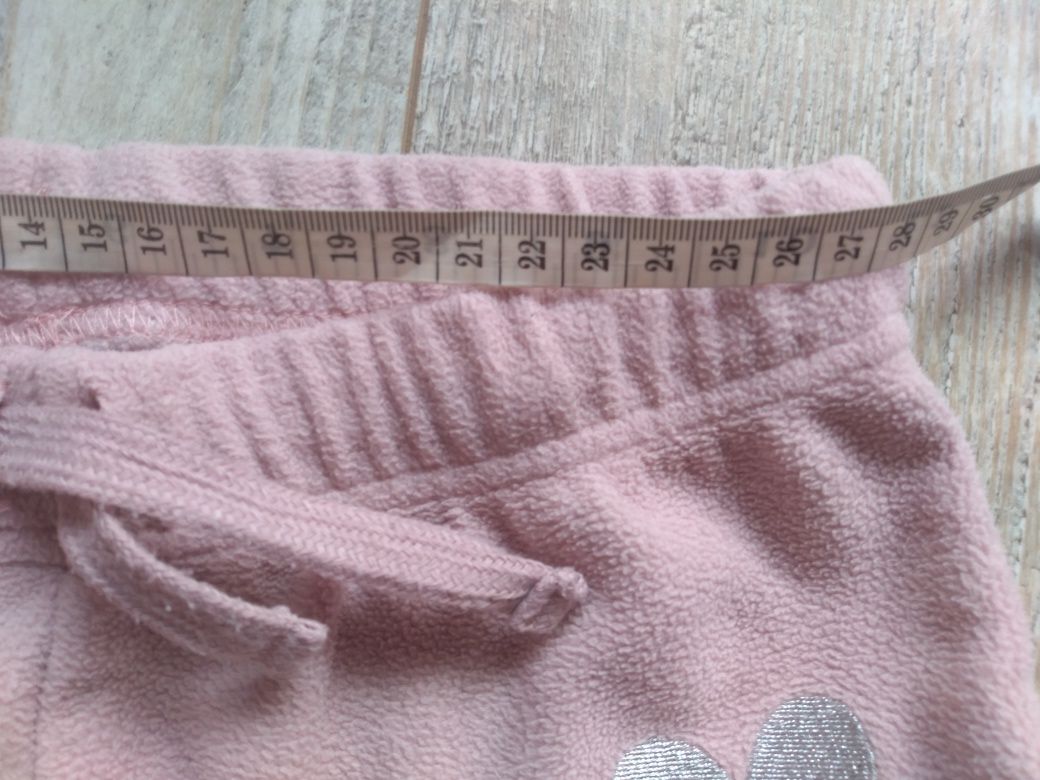 Ciepłe Pudrowo różowe spodnie dresowe z polaru z serduszkiem 134-140