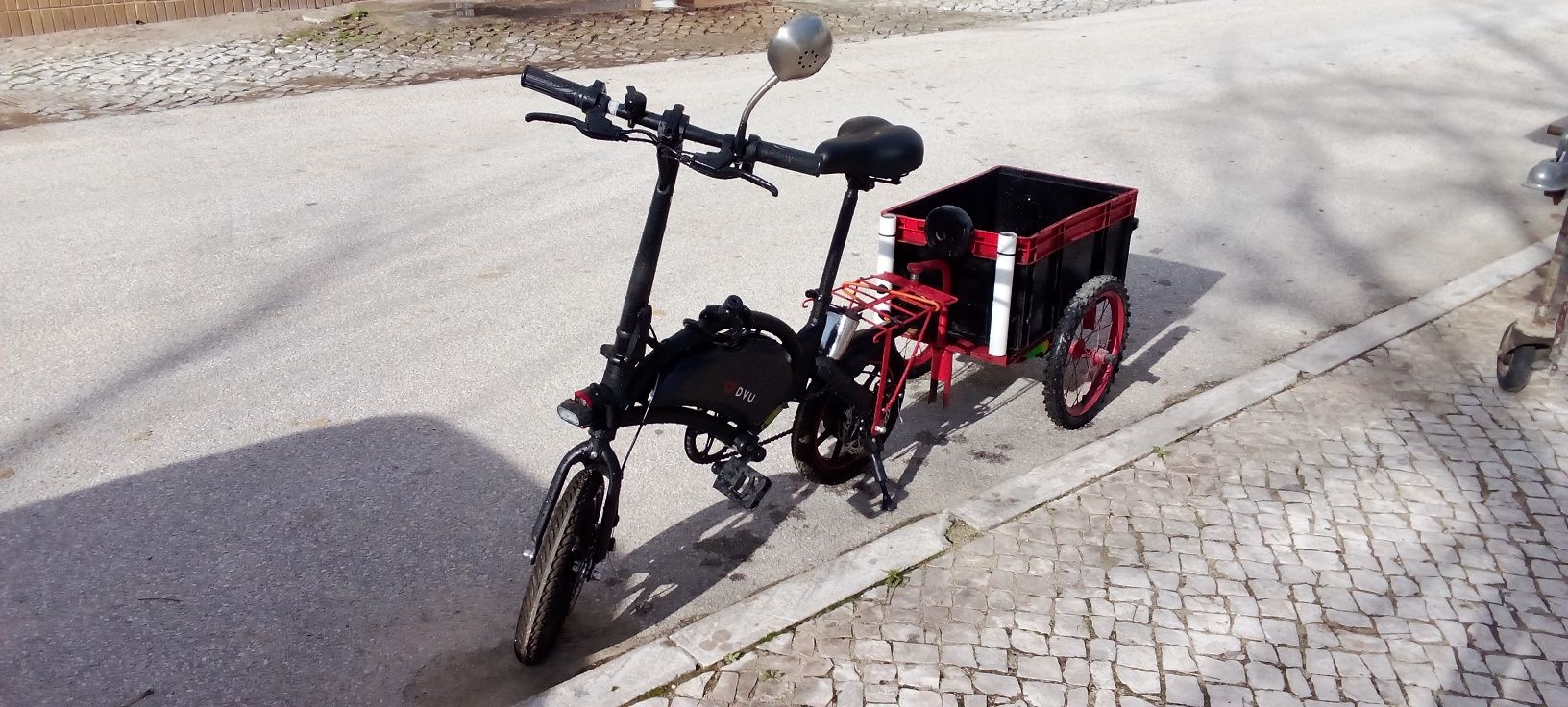 Bicicleta eléctrica com pedais, atrelado e grelha