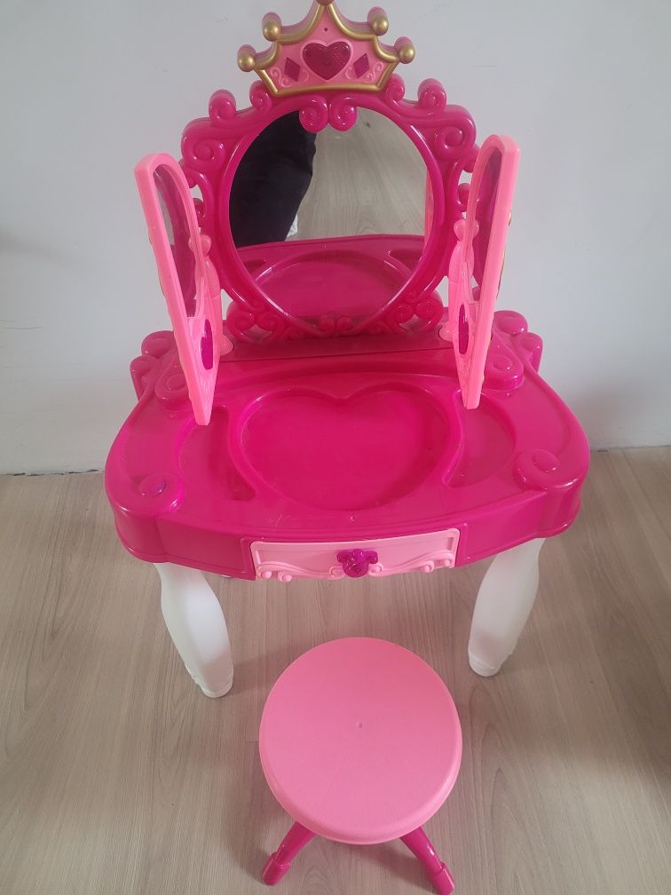 Różowa toaletka z krzesełkiem dla dziewczynki