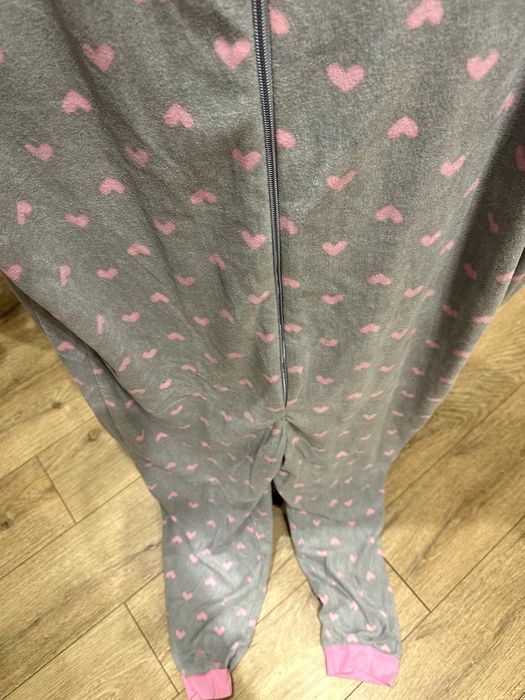 F & F pajac piżamka szara. w serduszka 20-22