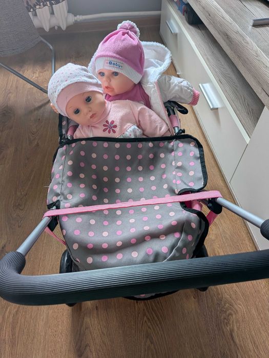 Wózek i dwie lalki