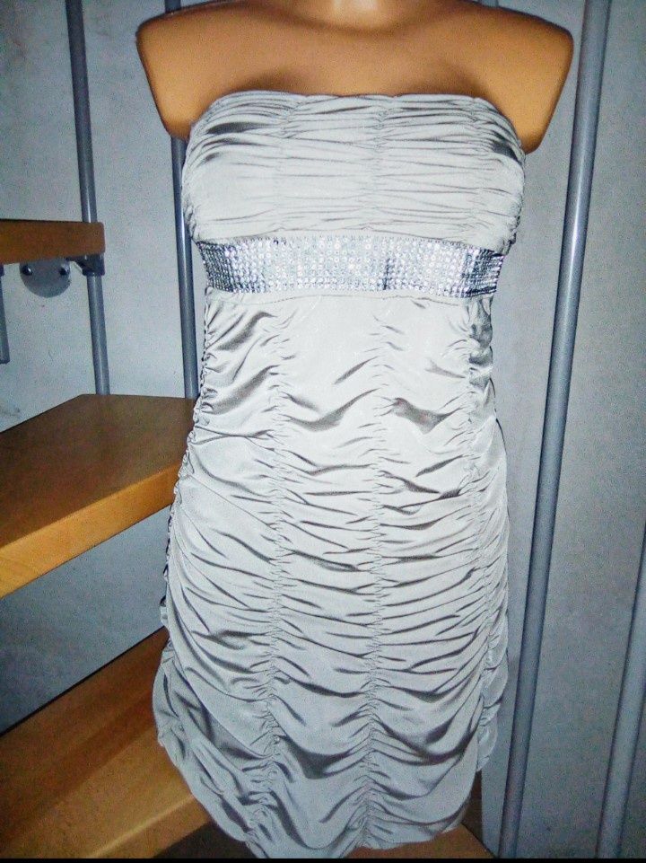 Sukienka bez ramiączek srebrna z marszczeniami i aplikacją