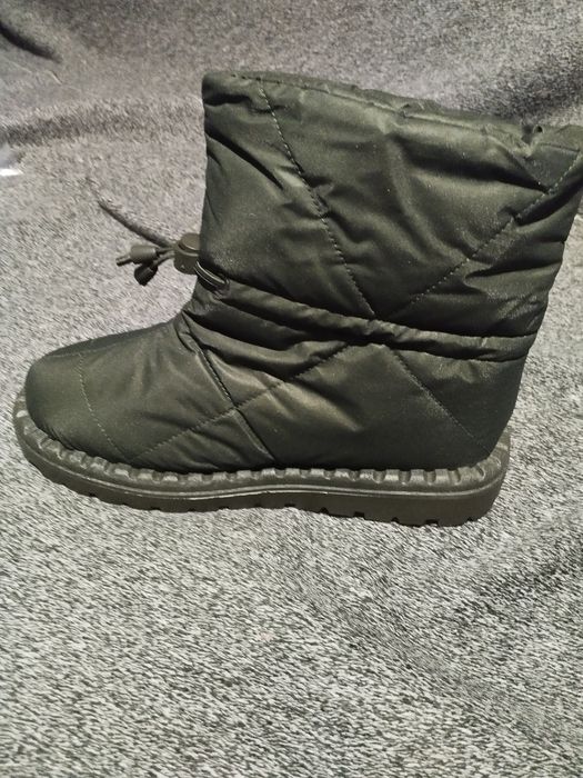 Продам дутіки 37 розміру,колір хакі,дуже теплі та зручні.