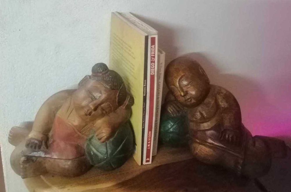 Antigo Par esculturas orientais "Crianças dormindo sobre travesseiros"