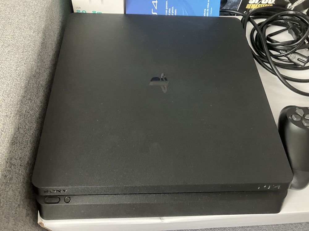 Playstation4 slim 1Tb 1 pad + cale okablowanie