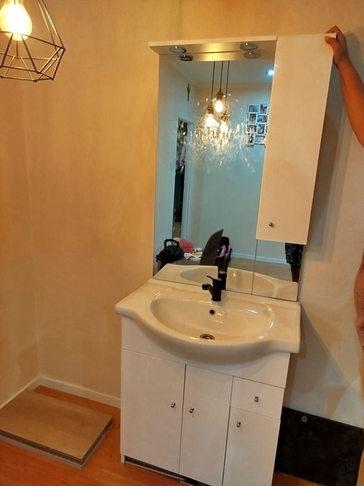 Szafka z umywalką i lustrem