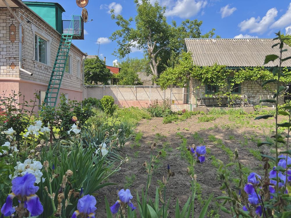 Продається 2 поверх.  будинок біля  річки.