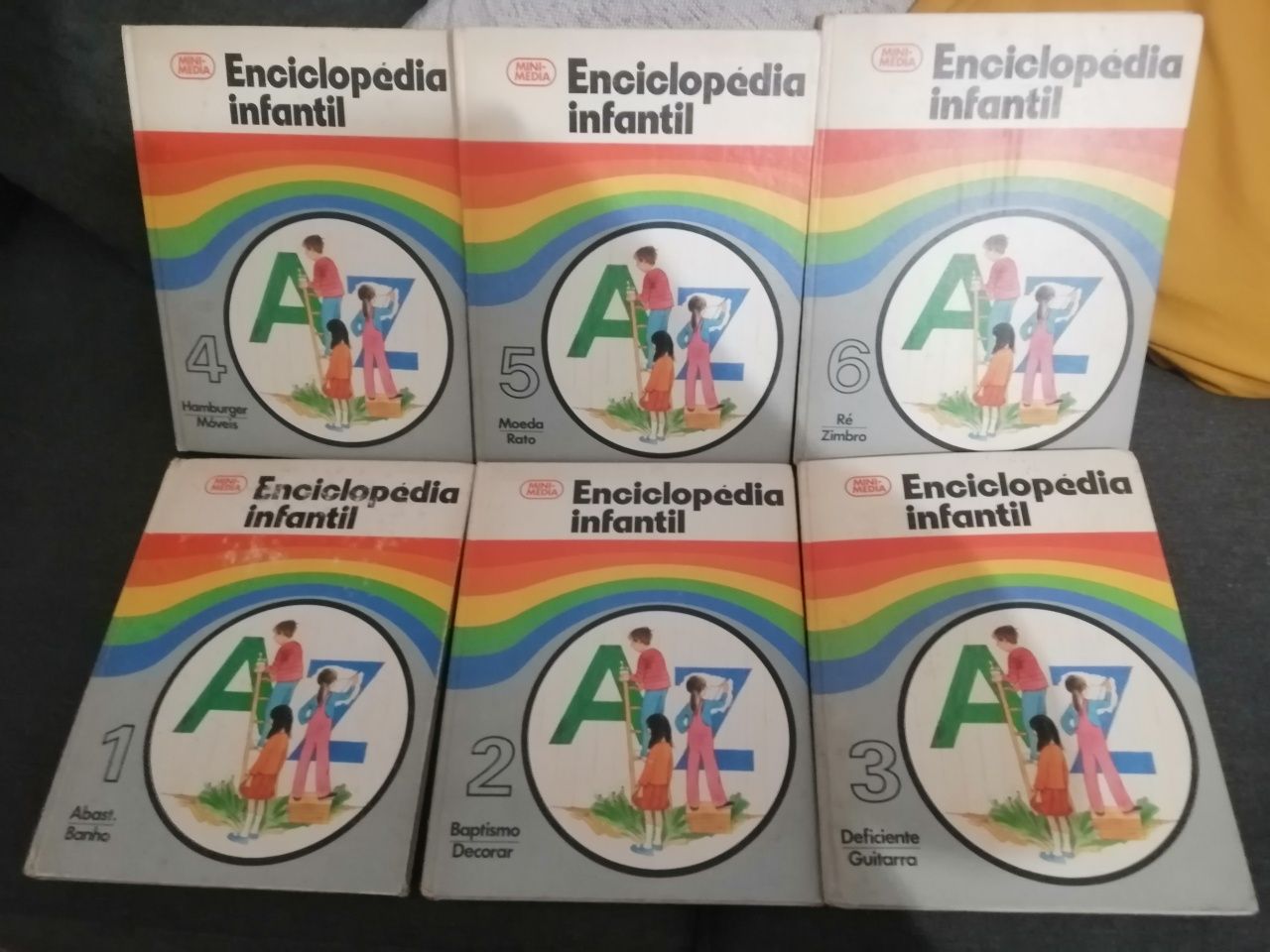 Enciclopédia infantil composto por sei livros