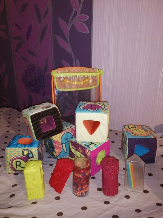 B.TOYS miękkie klocki sensoryczne z sorterami ABC BLOCK PARTY