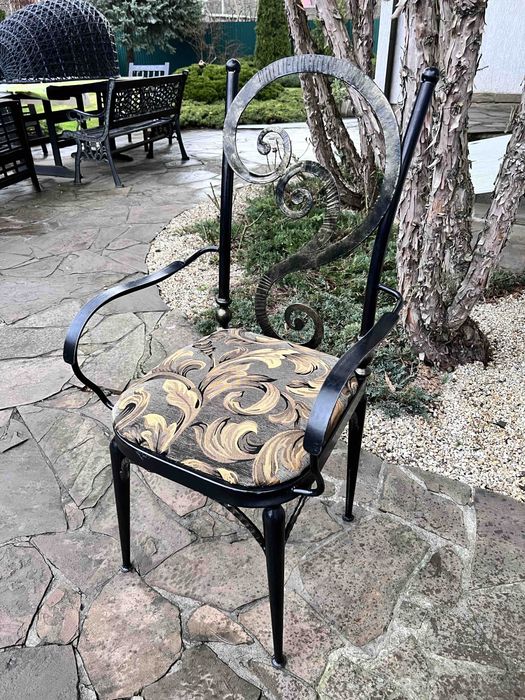 Стілець кований.