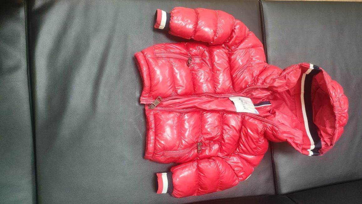 Пуховик Moncler  червоного кольору