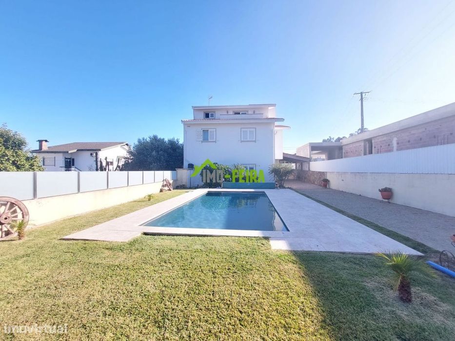 Moradia Isolada com Piscina, Anexos = 3 Apartamentos Independentes –