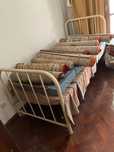 Moveis gratis cama de ferro, cadeirao reclinavel e sofas