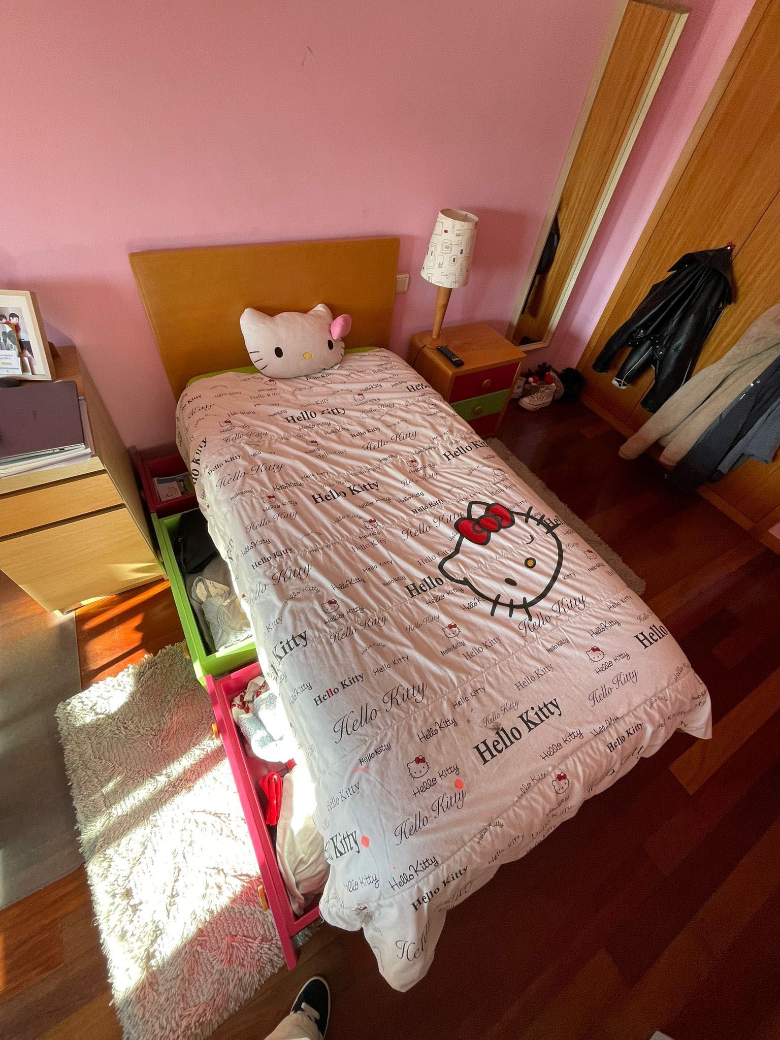 Cama de solteira com gavetas,colchão e mesinha de cabeceira