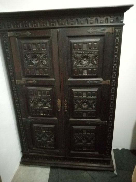 móvel de madeira exótica