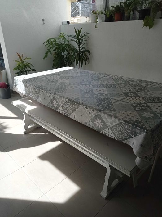 Mesa e bancos de jardim