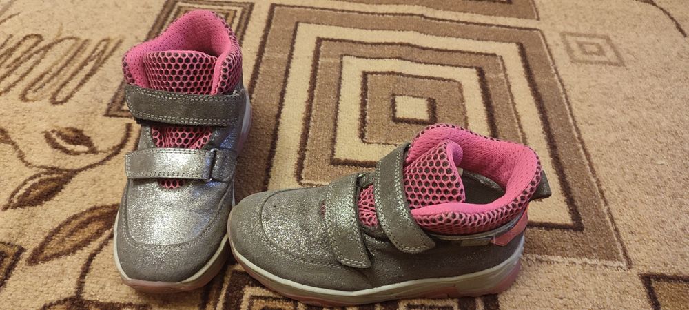 Дитяче взуття в гарному стані