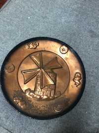 Prato decorativo em cobre com desenho de moinho