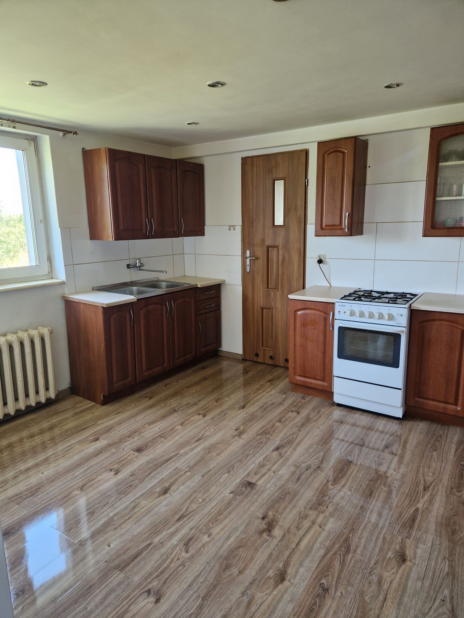 Wolnostojacy dom 114m² z dużym ogrodem 994m² na sprzedaż
