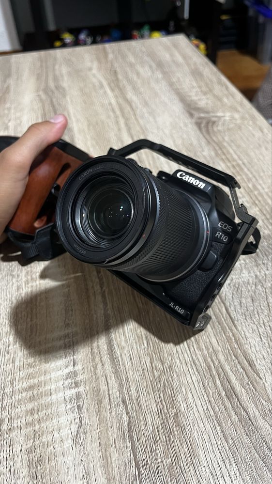 Canon R10 em bom estado com acessórios, caixa e garantia