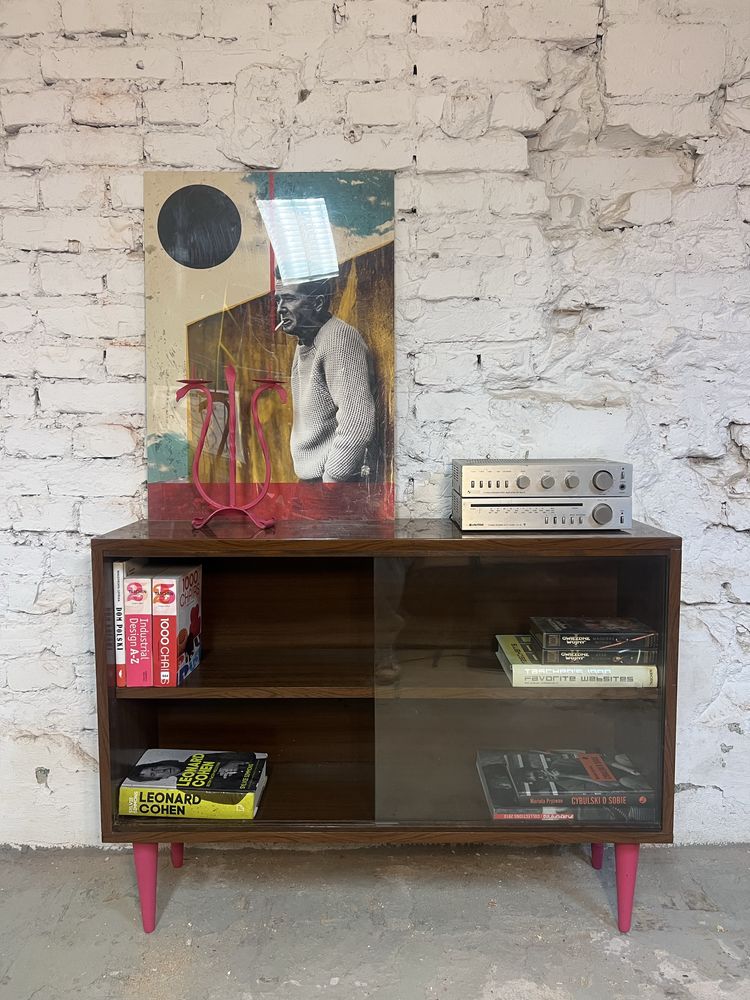 Biblioteczka witryna na rozowych toczonych nogach prl vintage retro
