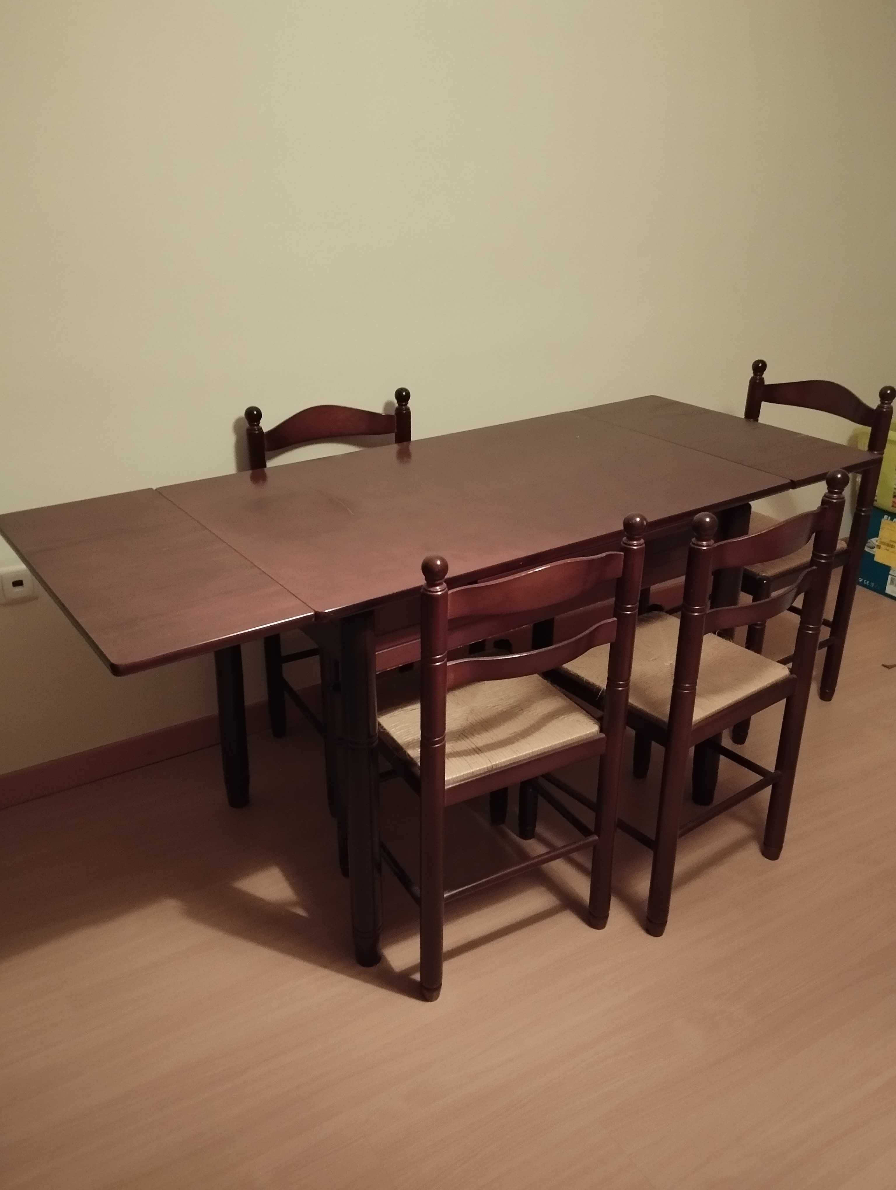 Mesa em mogno castanha com 4 cadeiras