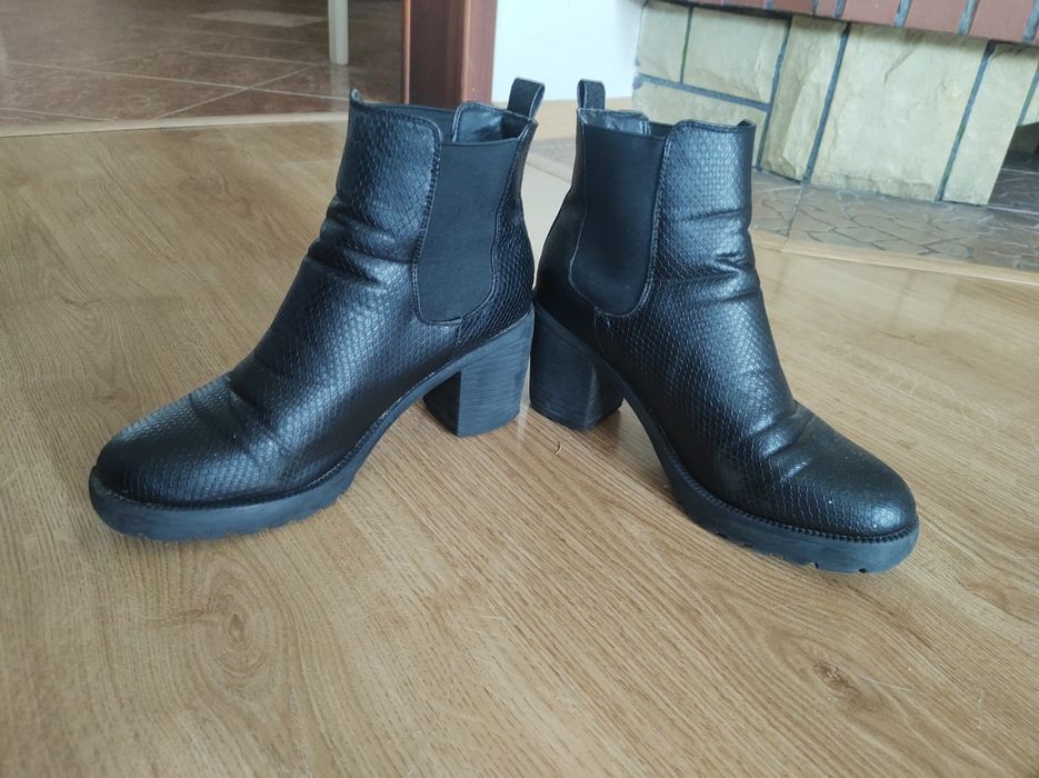 Czarne buty botki na słupku 39