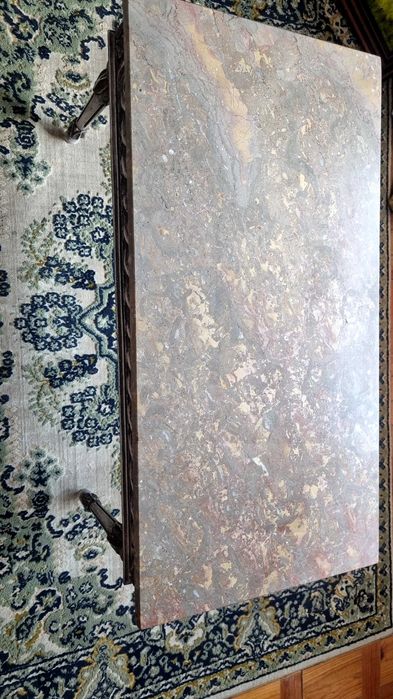 Mesa centro com tampo de mármore