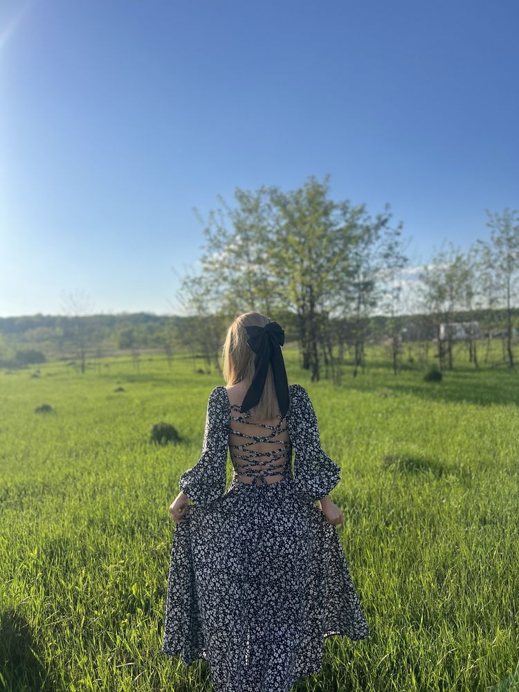 Сукня з відкритою спиною